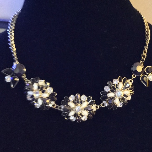 Flower motif necklace - Picture 3 of 3
